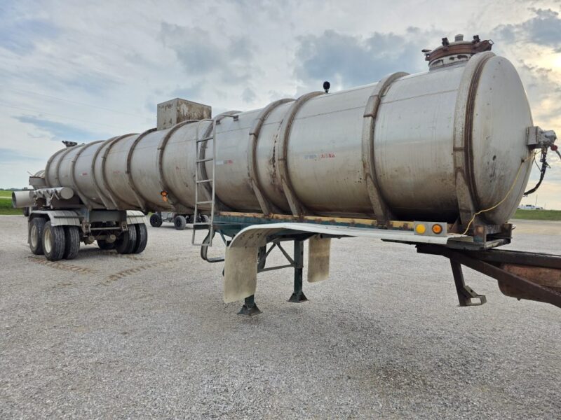 18″ U-4901 1979 Heil 6300 Gallon Stainless Steel Semi Tanker w. 18in Unload