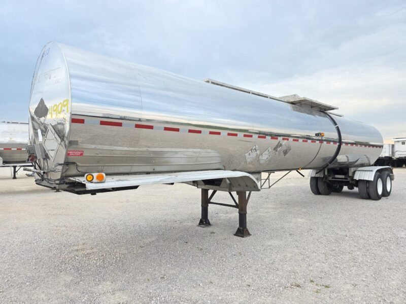 U-4909 1995 Polar 7000 Gallon Stainless Steel Semi Tanker