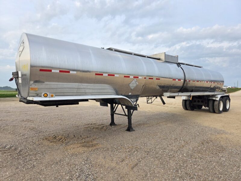 U-4911 1988 Fruehauf 7000 Gallon Stainless Steel Semi Tanker