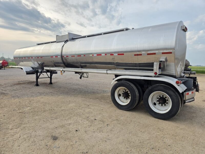 U-4911 1988 Fruehauf 7000 Gallon Stainless Steel Semi Tanker