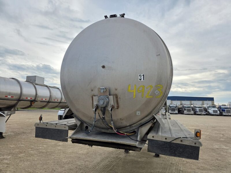 Dual 12″ U-4923 1998 Walker 7500 Gallon Stainless Semi Tanker