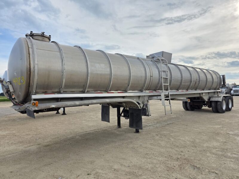 Dual 12″ U-4923 1998 Walker 7500 Gallon Stainless Semi Tanker