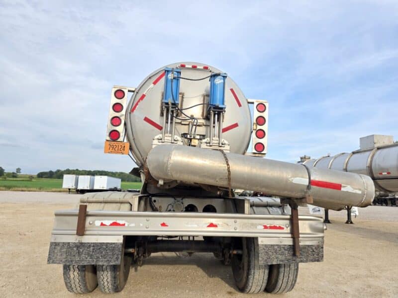 Dual 12″ U-4923 1998 Walker 7500 Gallon Stainless Semi Tanker