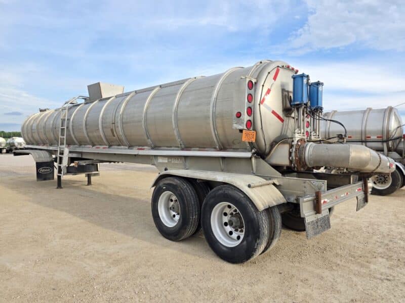 Dual 12″ U-4923 1998 Walker 7500 Gallon Stainless Semi Tanker