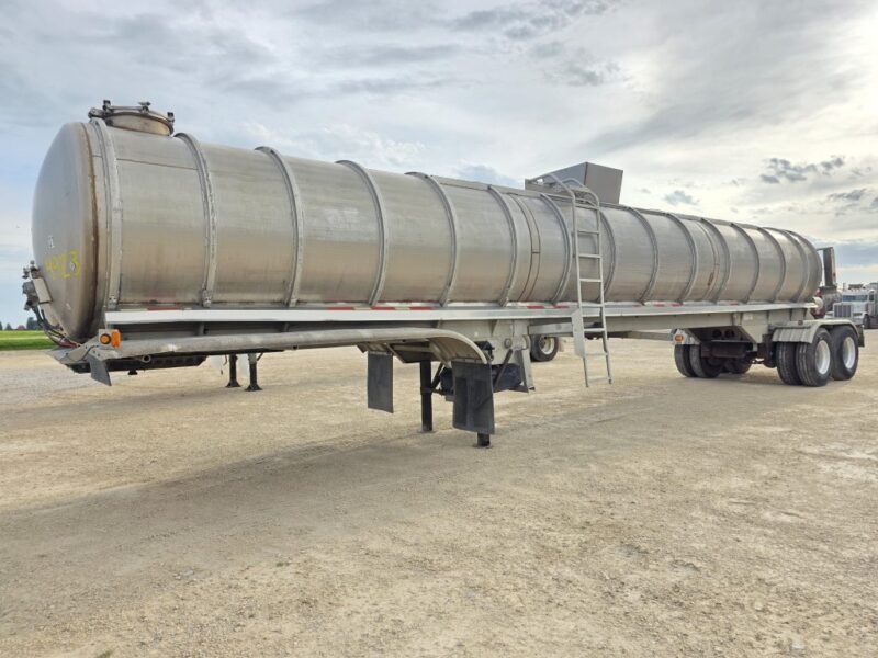 Dual 12″ U-4923 1998 Walker 7500 Gallon Stainless Semi Tanker
