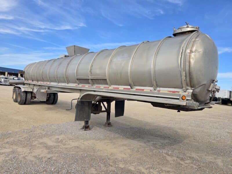 Dual 12″ U-4924 2003 Walker 6500 Gallon Stainless Semi Tanker