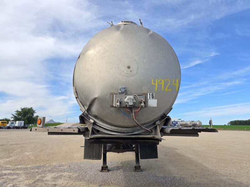 Dual 12″ U-4924 2003 Walker 6500 Gallon Stainless Semi Tanker