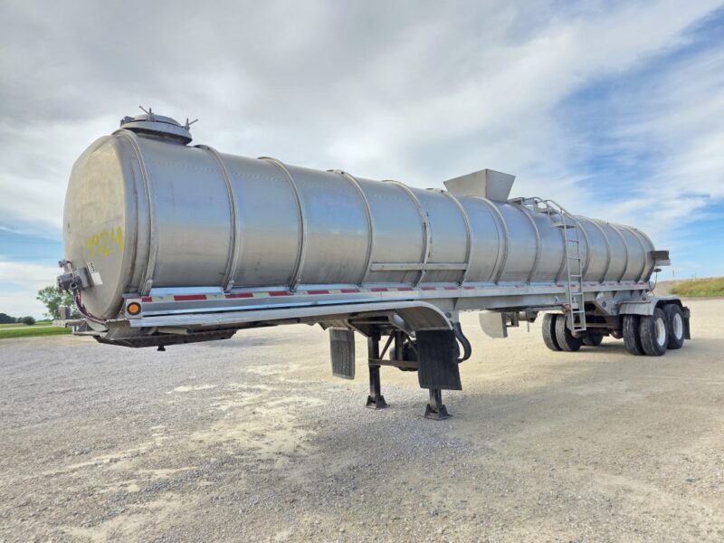 Dual 12″ U-4924 2003 Walker 6500 Gallon Stainless Semi Tanker