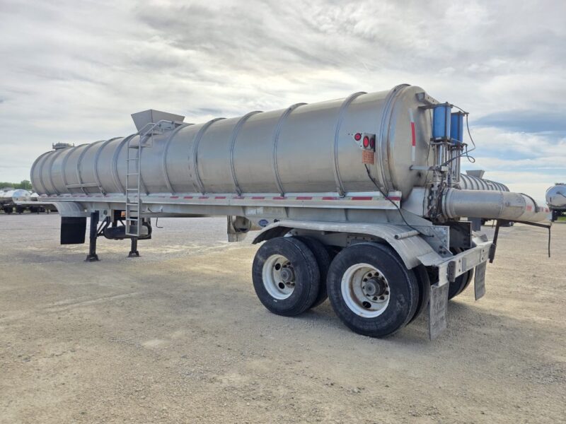 Dual 12″ U-4924 2003 Walker 6500 Gallon Stainless Semi Tanker