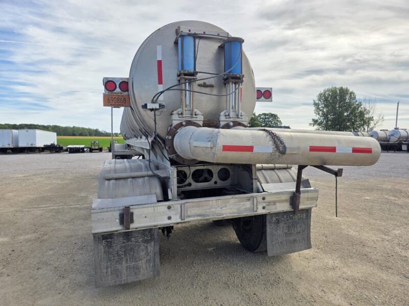 Dual 12″ U-4924 2003 Walker 6500 Gallon Stainless Semi Tanker