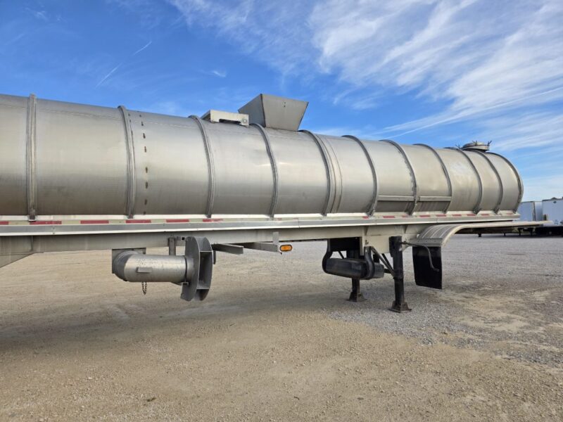 Dual 12″ U-4924 2003 Walker 6500 Gallon Stainless Semi Tanker
