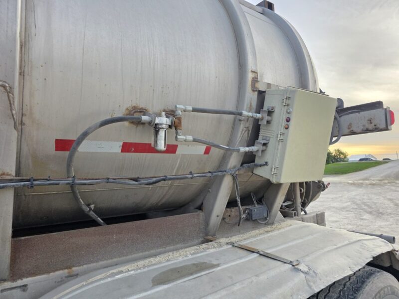 20″ Swivel U-4935 1978 Kari Kool 6500 Gallon Stainless Steel Semi Tanker