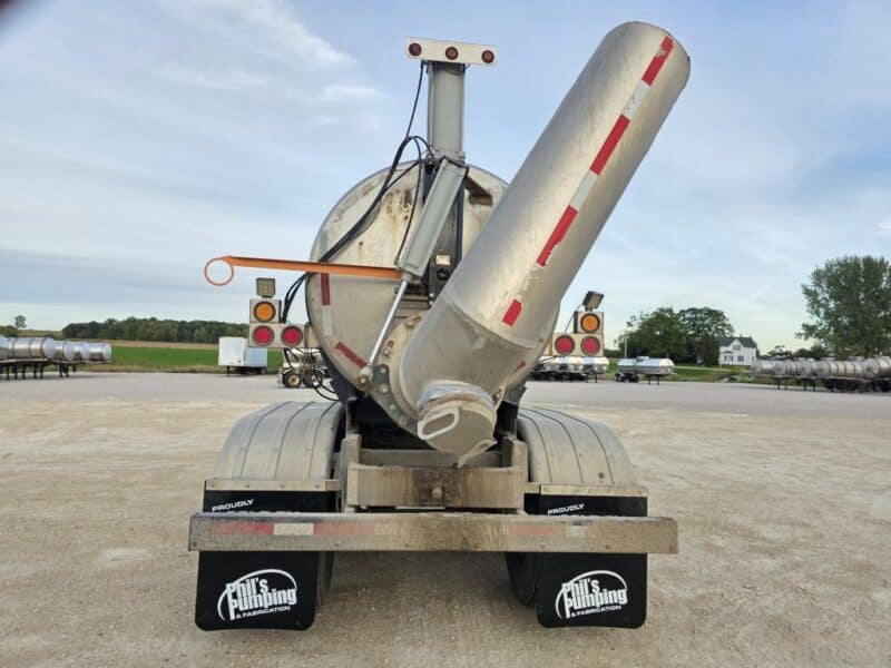 20″ Swivel U-4936 1976 Brenner 6200 Gallon Stainless Steel Semi Tanker