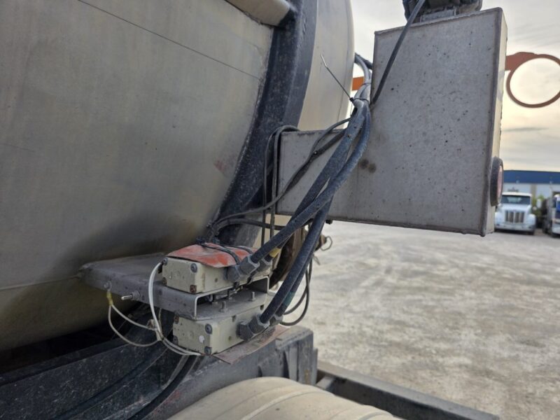 20″ Swivel U-4936 1976 Brenner 6200 Gallon Stainless Steel Semi Tanker