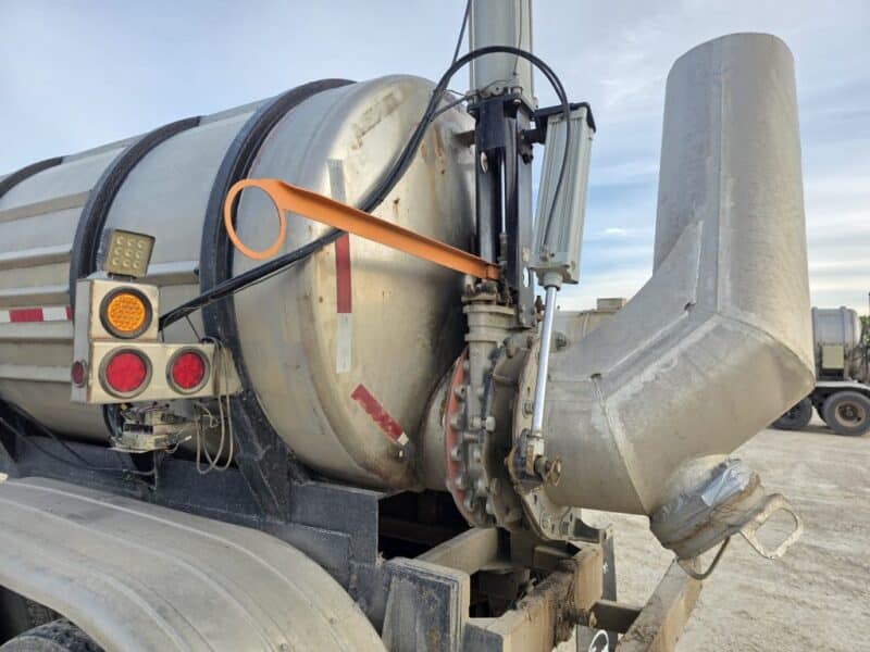 20″ Swivel U-4936 1976 Brenner 6200 Gallon Stainless Steel Semi Tanker