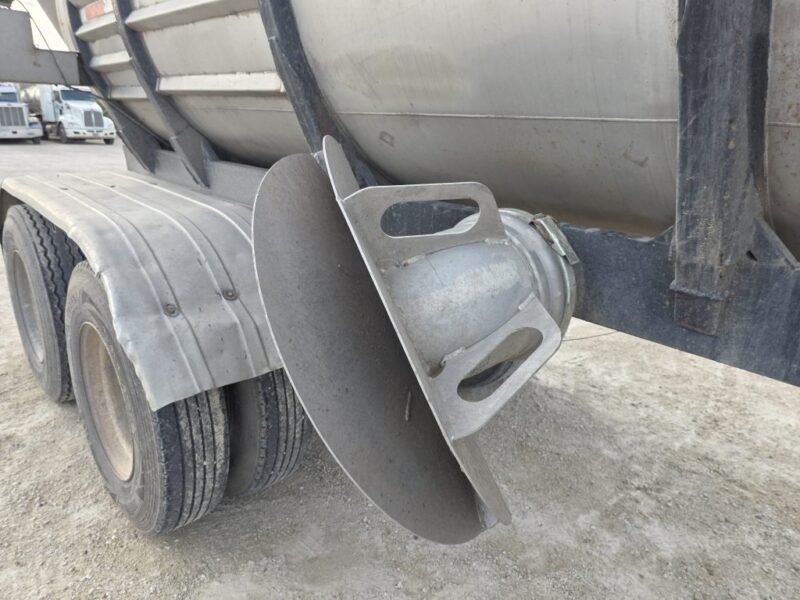 20″ Swivel U-4936 1976 Brenner 6200 Gallon Stainless Steel Semi Tanker