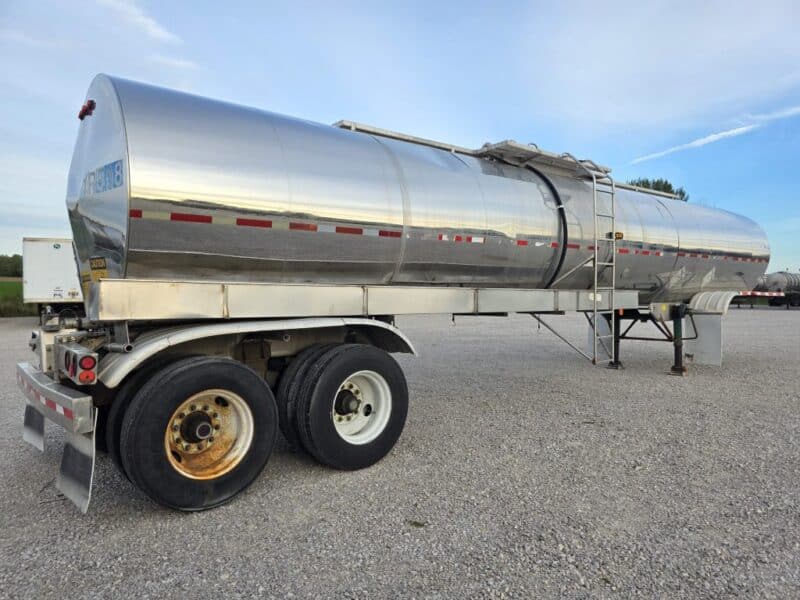 U-4919 1994 Polar 7000 Gallon Stainless Steel Semi Tanker