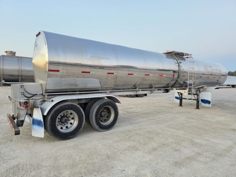 U-4920 2004 Polar 7000 Gallon Stainless Steel Semi Tanker
