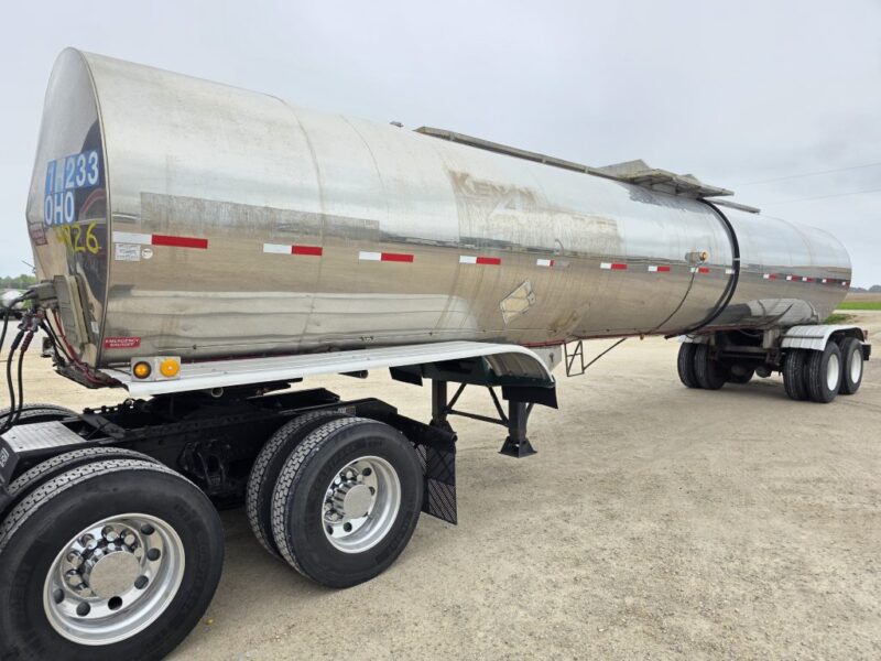 U-4926 1998 Polar 7000 Gallon Stainless Steel Semi Tanker