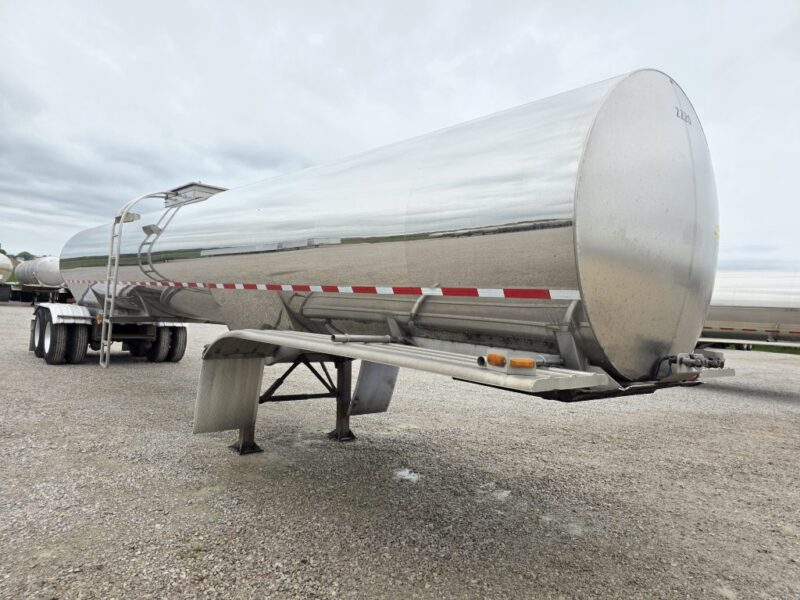 U-4938 2003 West-Mark 6400 Gallon Stainless Steel Semi Tanker