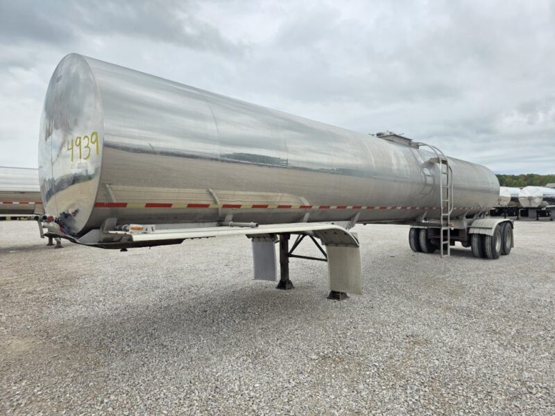 U-4939 2006 West-Mark 6400 Gallon Stainless Steel Semi Tanker