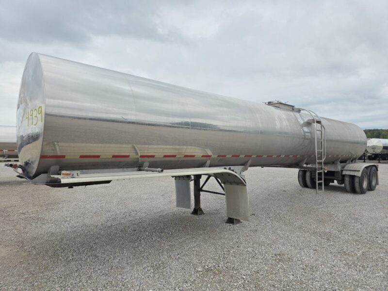 U-4939 2006 West-Mark 6400 Gallon Stainless Steel Semi Tanker