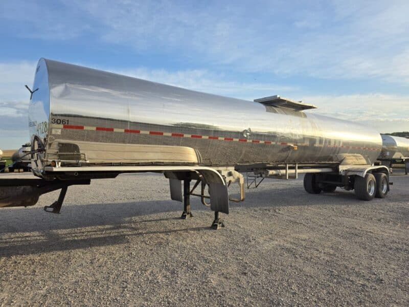 U-4928 2001 Tremcar 6700 Gallon Stainless Steel Semi Tanker