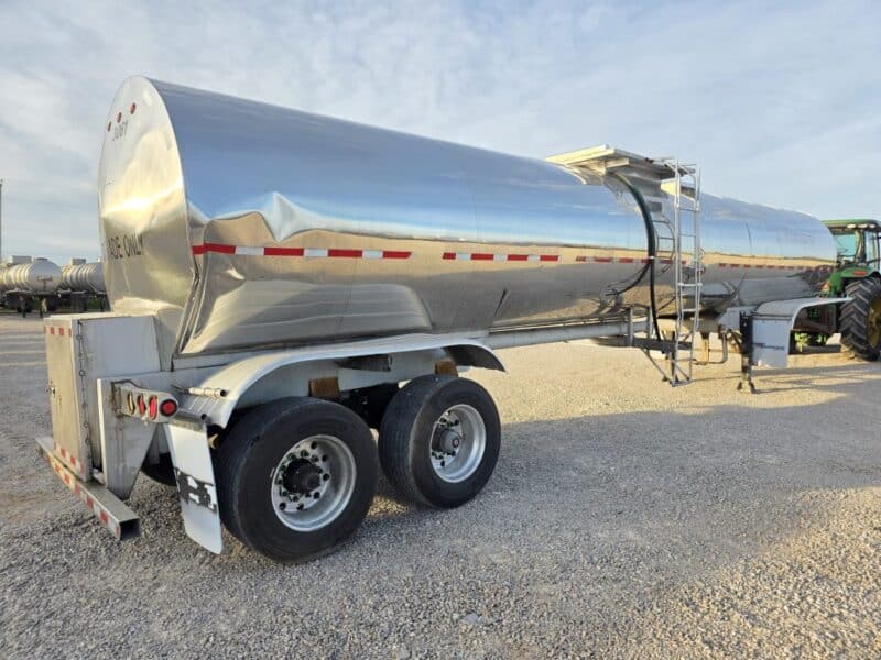 U-4928 2001 Tremcar 6700 Gallon Stainless Steel Semi Tanker