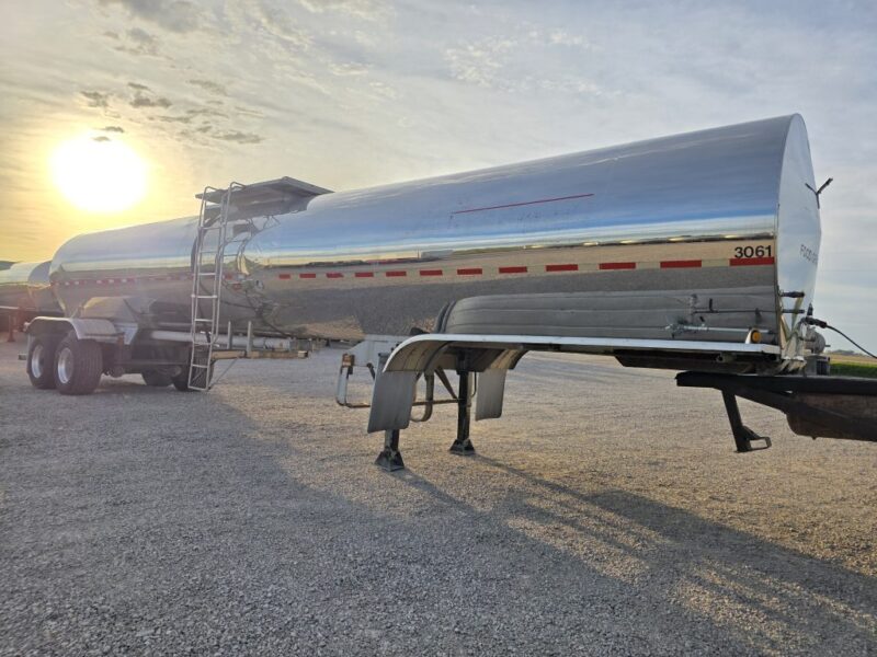 U-4928 2001 Tremcar 6700 Gallon Stainless Steel Semi Tanker